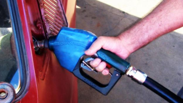 Cena benzínu i nafty by měla klesat. Kam pro nejlevnější pohonné hmoty?