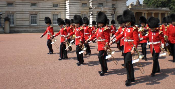 Chcete podporu sedm tisíc týdně? Stačí emigrovat do Británie
