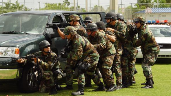 Ozbrojení vojáci vtrhli v pátek večer do budovy České televize