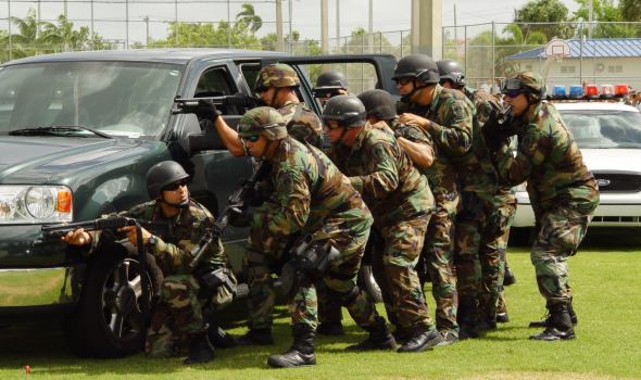 Ozbrojení vojáci vtrhli v pátek večer do budovy České televize