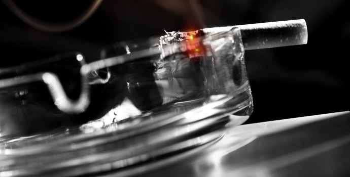 Lidé šetří a cigarety si balí z tabáku. Ušetří tak 2 koruny na cigaretě
