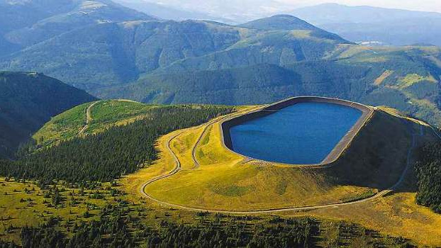 Hrady a zámky přicházejí o turisty, ti míří do dolů a elektráren