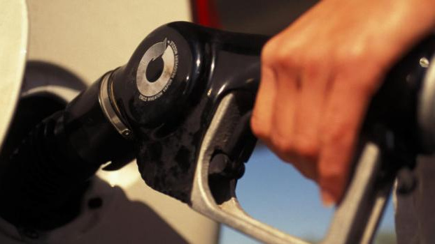 Benzín i nafta mají dál klesat, kde natankujete nejlevněji?