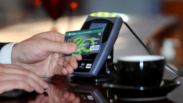 Češi mohou od léta vyzkoušet bleskovou platbu kartou