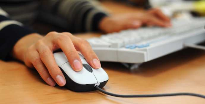 Zaměstnanci zneužívají internet v práci nejčastěji po obědě