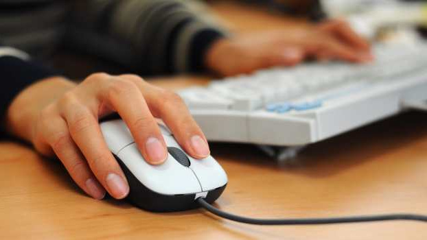 Zaměstnanci zneužívají internet v práci nejčastěji po obědě