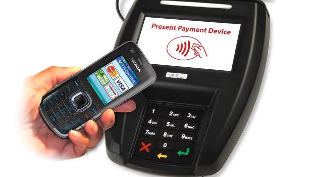 První zákazníci zkoušeli v obchodě platit mobilem místo karty