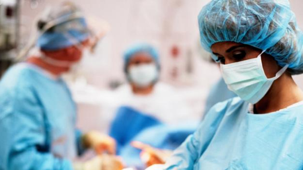 Platy lékařů i sester opět rostly. Stát platí víc, než soukromá zařízení