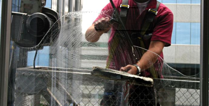 Dobeš: Na platech školníků, kuchařek či uklízeček uspoříme 700 milionů