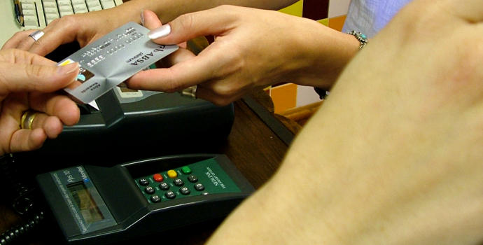 Vláda chystá platební kartu pro příjemce sociálních dávek, vyplatí se?