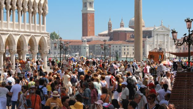 Itálie přitvrdí úsporná opatření, zavede daň pro bohaté a zvýší DPH