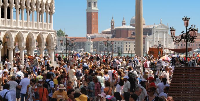 Itálie přitvrdí úsporná opatření, zavede daň pro bohaté a zvýší DPH