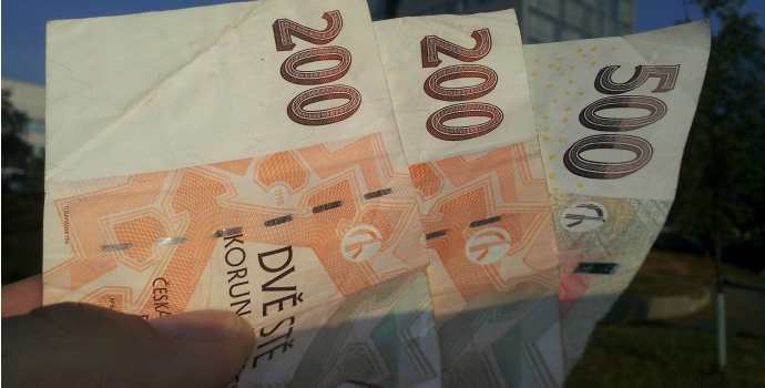 S penězma prý umí doopravdy zacházet jen 16 procent Čechů