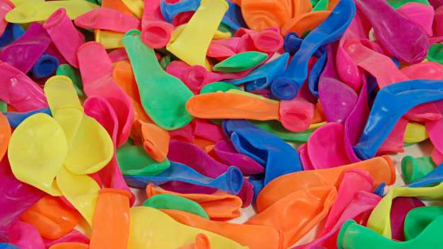 Evropská komise zakázala dětem nafukovat balónky i frkačky