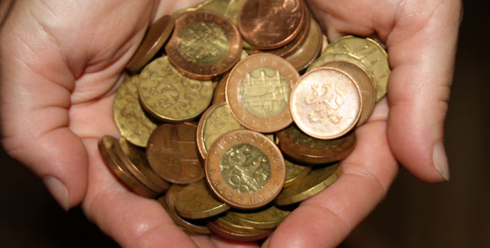 Daně a poplatky: Stát si bere půlku z našeho platu