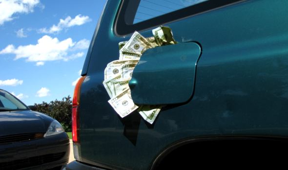 Benzín i nafta jsou o téměř 4 koruny dražší než loni