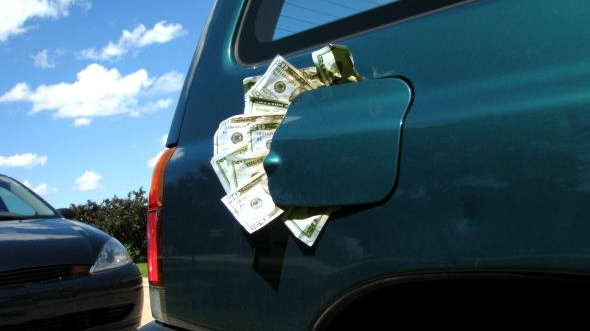 Benzín i nafta jsou o téměř 4 koruny dražší než loni