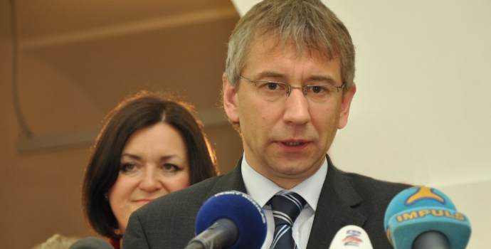 Vyplácení sociálních dávek prošlo změnou. Jsou problémové?