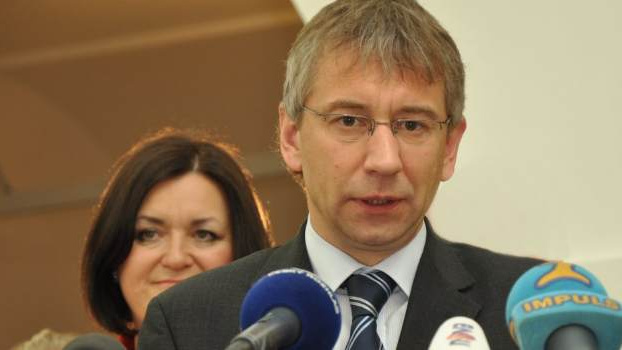 Vyplácení sociálních dávek prošlo změnou. Jsou problémové?