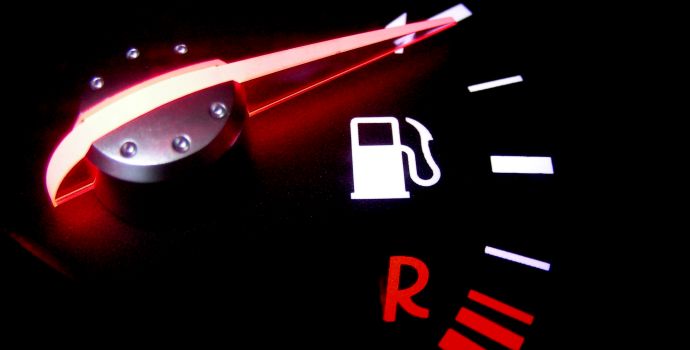 Ceny pohonných hmot neklesají, prodejci si vylepšují marže