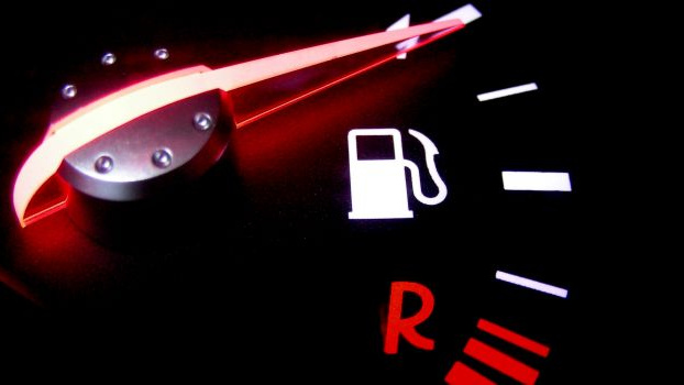 Ceny pohonných hmot neklesají, prodejci si vylepšují marže