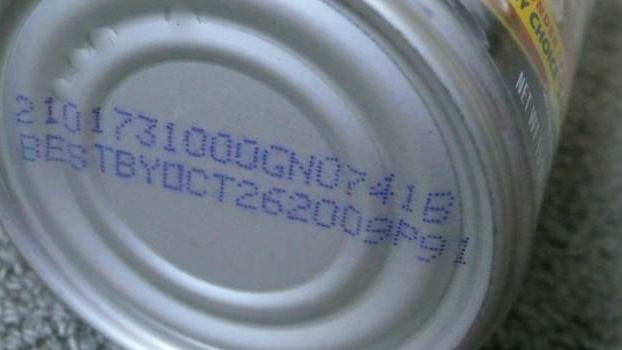 Prodejci ve velkém přelepují data trvanlivosti potravin