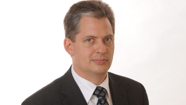 Kandidát Dienstbier: Prezident nemusí být důchodce. Nebo ano?