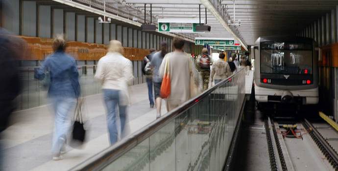 Praha zrušila noční linky metra. Budou i další úspory