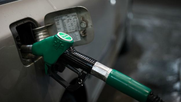 Benzín za 40 korun? Pravděpodobně "za pár dní"