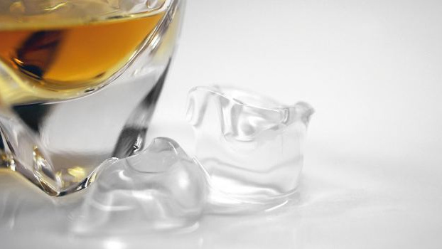 Lidé v práci více pijí alkohol, dostávají proto častěji výpověď