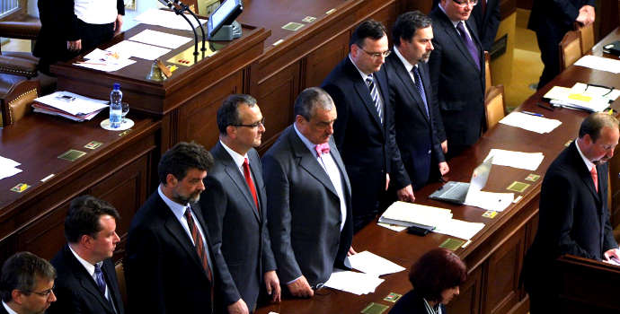 Padne-li vláda, dostanou ministři odstupné statisíce korun