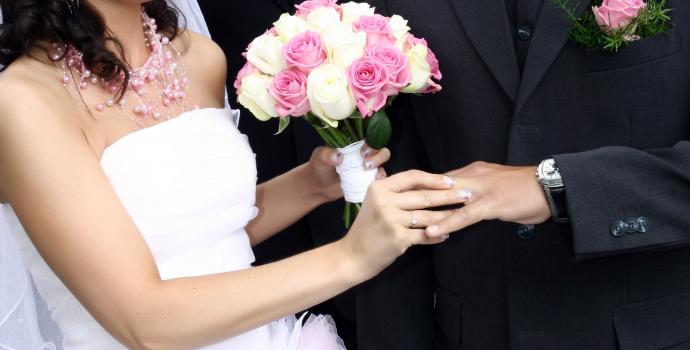 Chcete dostatek peněz v manželství? Studie našla odpověď