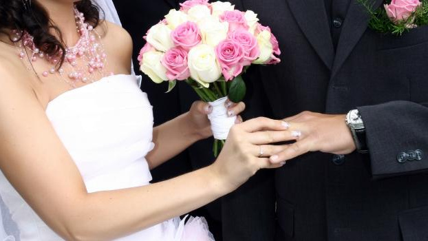 Chcete dostatek peněz v manželství? Studie našla odpověď