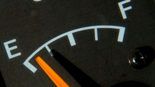 Cena benzínu i nafty bude dál klesat, jak jsou na tom ceny v krajích?