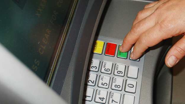 Srovnání poplatků za běžné účty v bankách. Průměr je 175 korun