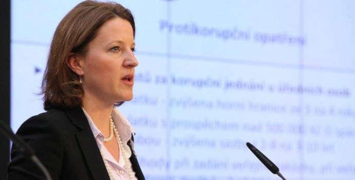 Vícepremiérka Peake: Vláda může ušetřit až 16 miliard a já vím jak!