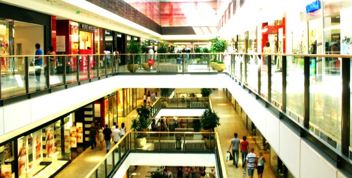 Lidé stále šetří. Na odbyt jdou pohonné hmoty a oblečení