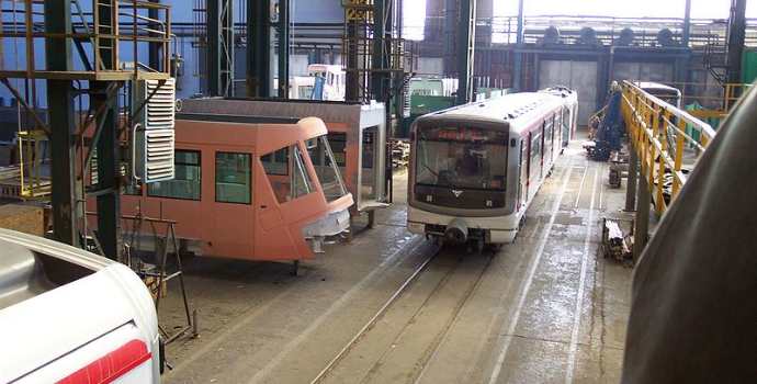 Průmysl nečekaně klesá a stavebnictví stále v mínusu