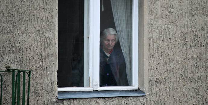 Penzisté v domovech pro seniory trpí hlady a dostávají tlumící léky, zjistil ombudsman