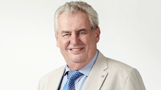 Politikům se od ledna zvýší platy o tisíce korun