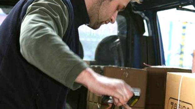 Vaše vánoční dárky mohou skončit u sousedů. Aneb co doručovatelům povoluje zákon