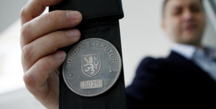 Důchodci a nemocní jsou častěji terčem exekutorů