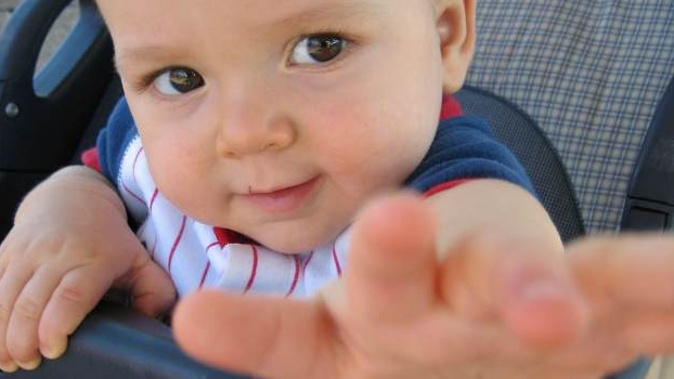 Neplacení alimentů se stává národním folklórem, kdo pomůže?