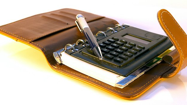 Kalkulačka: Ministerstvo přiznává další pokles důchodů, až o tisíce korun měsíčně