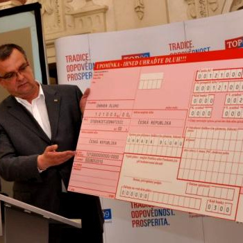 Kalouskovo plány vycházejí, vyšší daně plní pokladnu