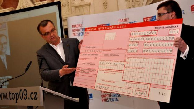 Kalouskovo plány vycházejí, vyšší daně plní pokladnu