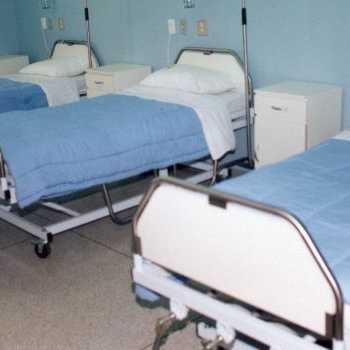 Nemocnice podle kontrol NKÚ plýtvají penězi