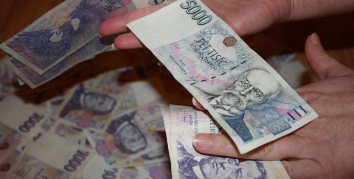 Státní dluh klesl o 11 miliard, na každého Čecha připadá 139 tisíc korun