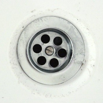 Majitelům nemovitostí rostou povinnosti. Jsou Kanalizační přípojky tunel na majitele domů?