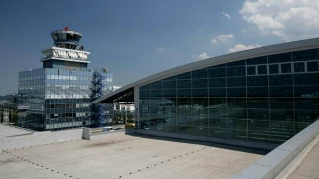 Astronomické ceny taxikářů na letišti v Praze končí